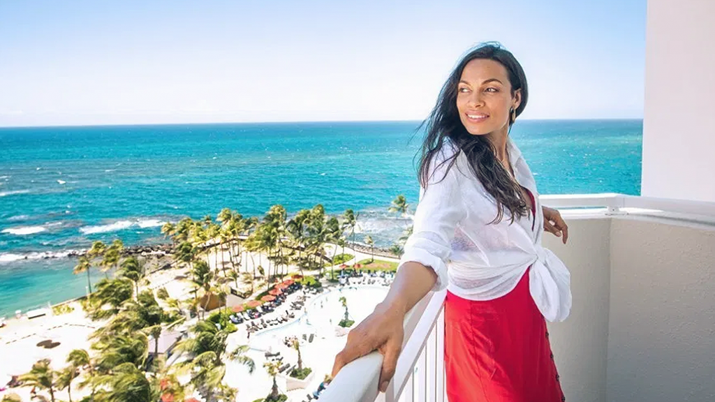 Rosario Dawson protagoniza campaña de Hilton que promueve viajar a Puerto Rico