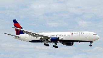 Delta compromete $1 mil millones para convertirse en la primera aerolínea carbono neutral