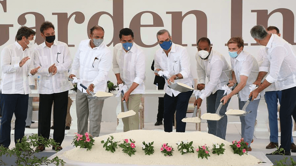 Autoridades dominicanas presentes en el comienzo de la construcción del Hilton Garden Inn La Romana