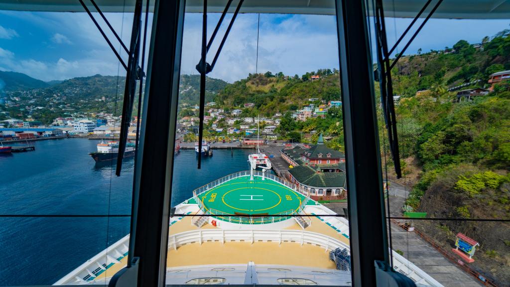 Royal Caribbean International y Celebrity Cruises envían dos barcos a St. Vincent