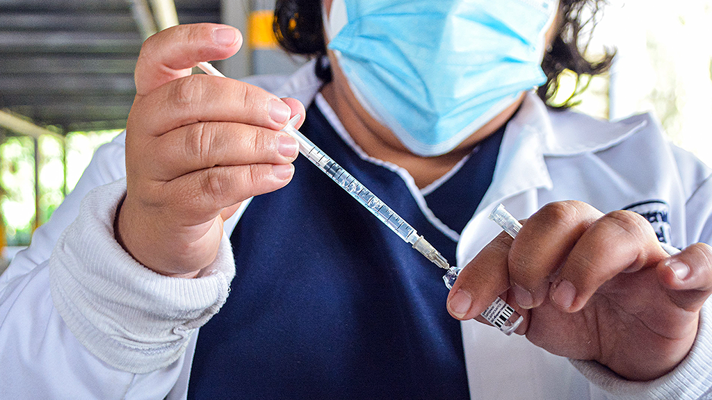 Guatemala incluye a trabajadores de turismo en grupos prioritarios de vacunación