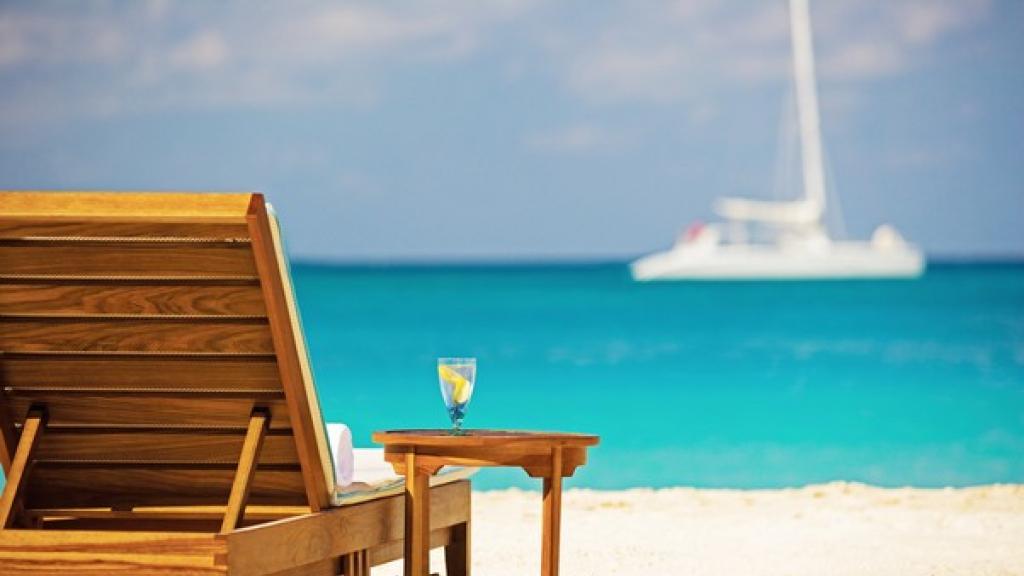 Islas Caimán elimina la cuarentena, una medida clave para la recuperación del turismo