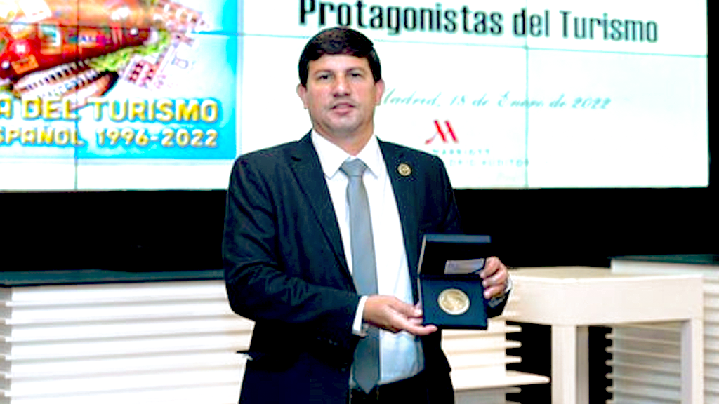 Ministro de Turismo de Brasil es distinguido en CIMET