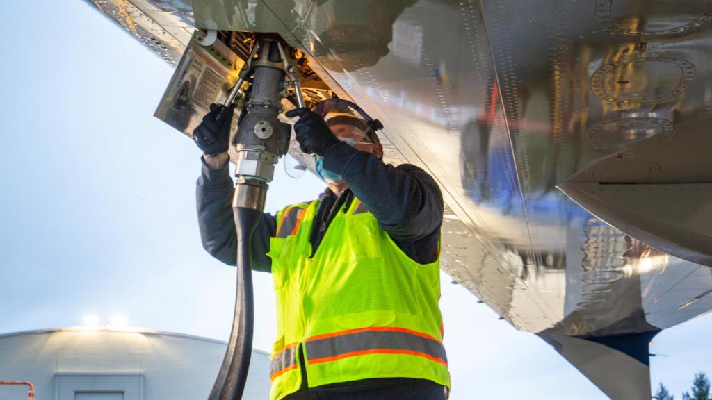 IATA pide a los estados que intentiven producción de combustibles de aviación sostenibles