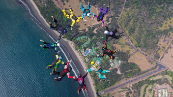 El paracaidismo capturó la atención turística en Playa Tambor, Costa Rica
