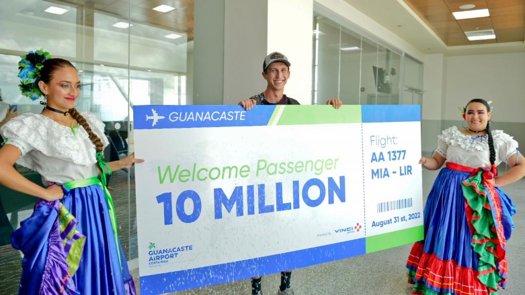 Guanacaste Aeropuerto al celebrar la llegada 10 millones de pasajeros desde su apertura